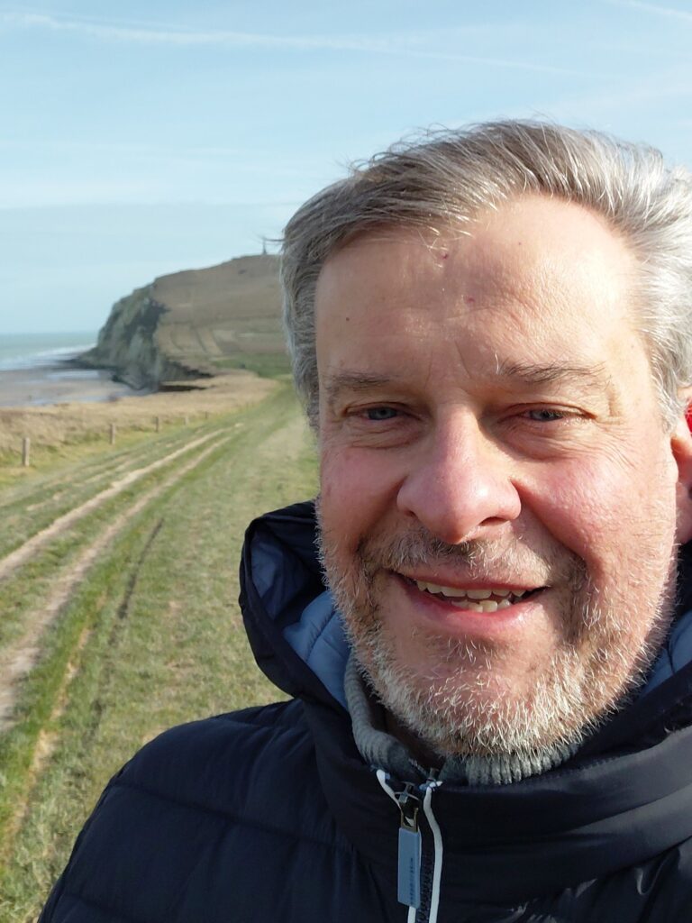 Jean Claude devant le cap Blanc Nez  près de Calais, ville de naissance de La Buse